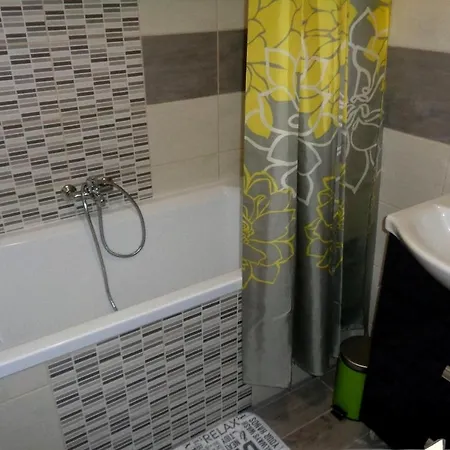 Foldszinti Apartman 15 Perc Setara A Belvarostol. Appartamento *
